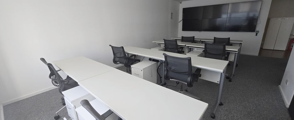 Sala com mesas e cadeiras