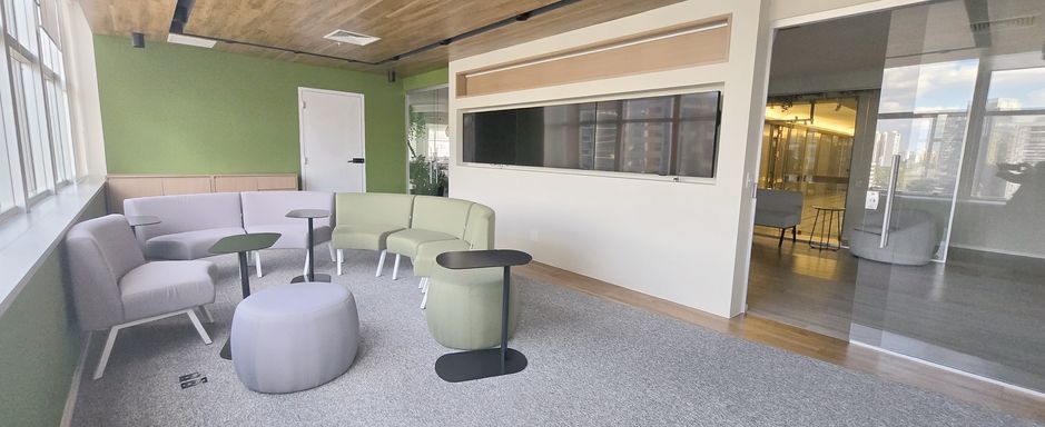 Lounge com sofás e poltronas