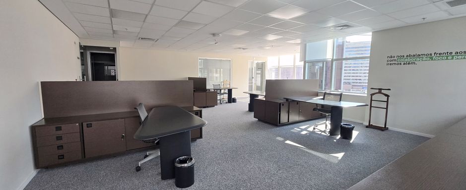 Sala de equipe com mesas de trabalho