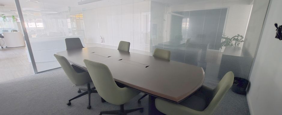 Sala de reunião com divisórias de vidro