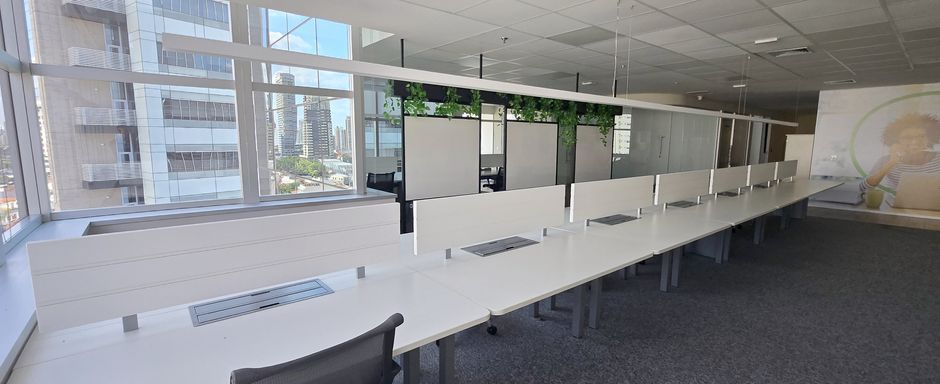 Mesa de reunião e ambiente de trabalho