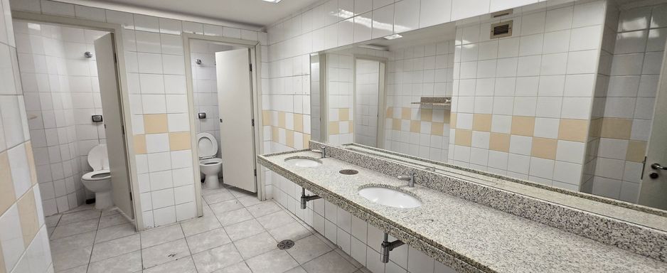 Sanitários com bancada e cabines.