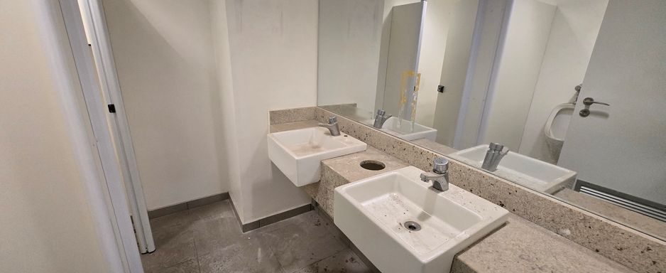 Lavatório com bancada e espelho.
