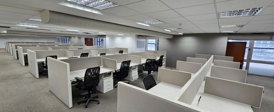 Vista ampla das estações de trabalho e do mobiliário existente.