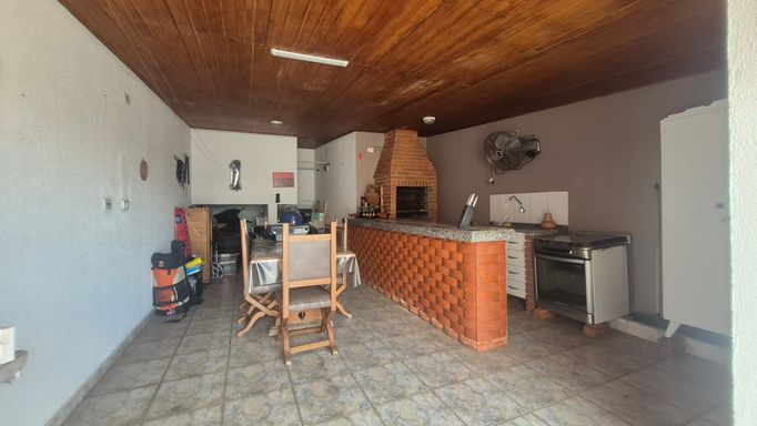 AREA GOURMET FICA A MESA DE MADEIRA
