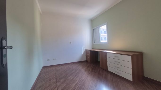 QUARTO COM MÓDULO DE MADEIRA