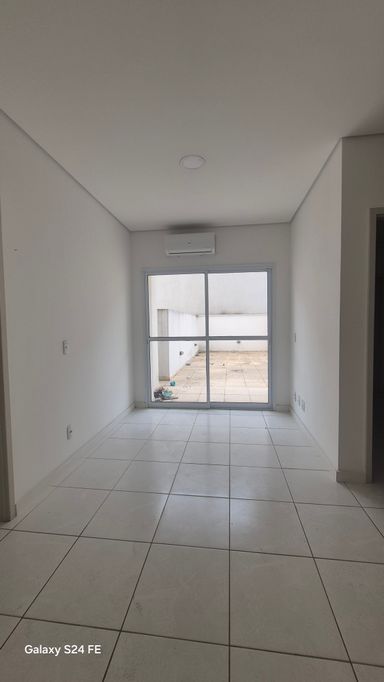 SALA COM SACADA E VIDROS