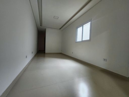 SALA AMPLA COM ILUMINAÇÃO