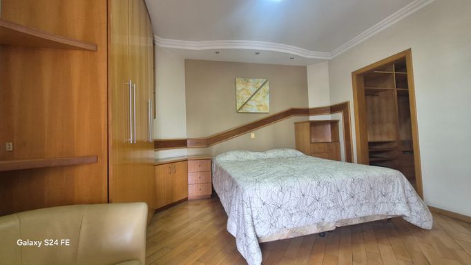 SUITE MASTER COM PLANEJADOS DE MADEIRA MACIÇA