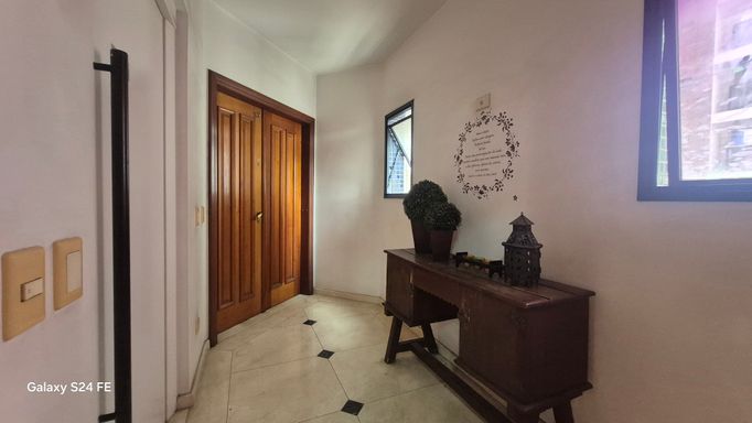 HALL DO ANDAR COM APARADOR