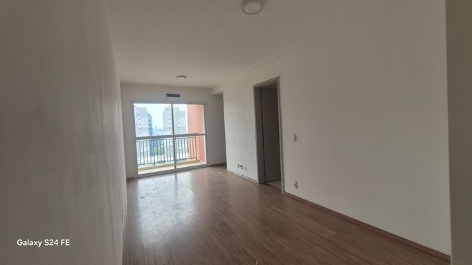 SALA AMPLA COM SACADA