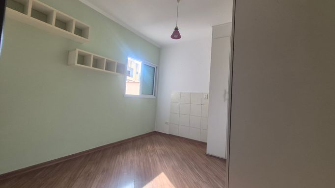 QUARTO COM GUARDA ROUPA MODULADO