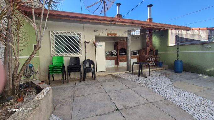 ÁREA GOURMET COM CHURRASQUEIRA, FORNO DE PIZZA E FOGÃO A LENHA