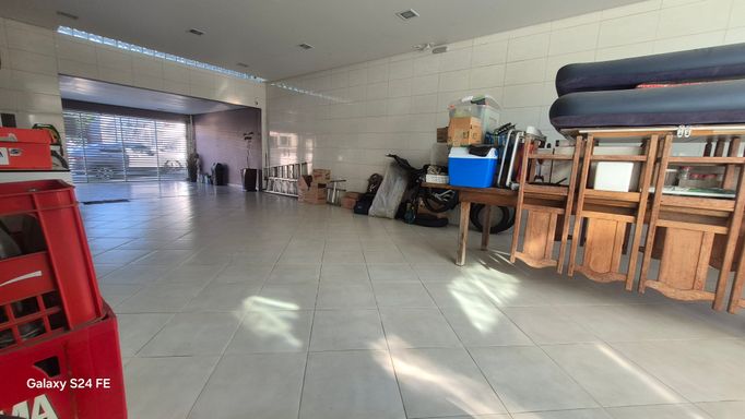 SALÃO DE FESTA COM 2 BANHEIROS FICA COM A MESA PARA MAIS DE 12 CADEIRAS