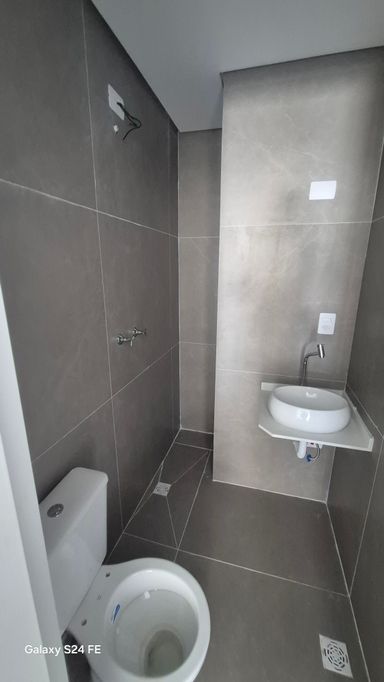 BANHEIRO COM PORCELANATO