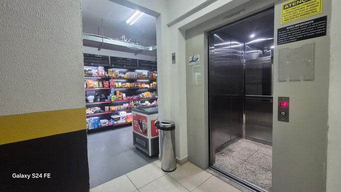 ELEVADOR E TEM MERCADINHO