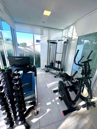 Academia climatizada com vista para a piscina