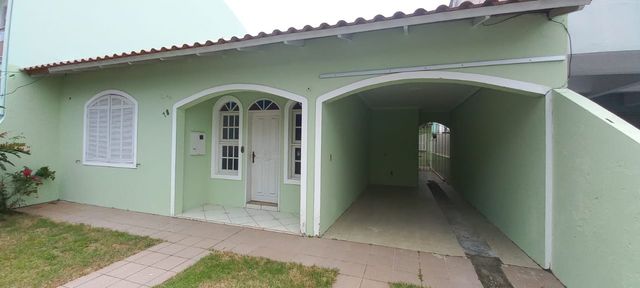 Fachada atrás grades