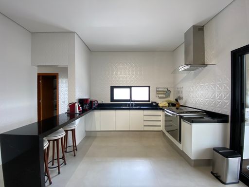 Cozinha com armários planejados