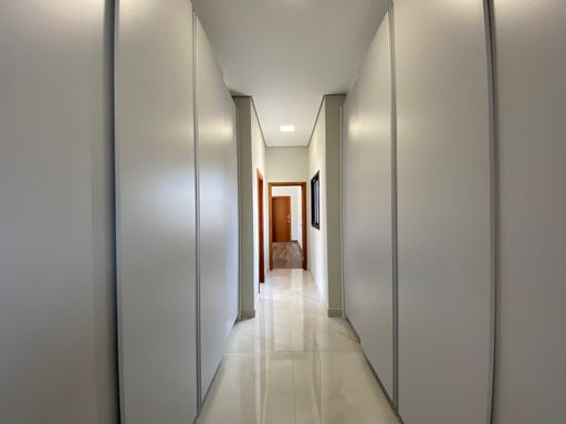 Corredor com roupeiros