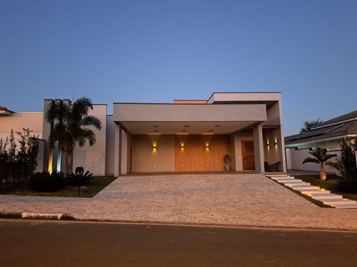 Fachada moderna, com ótima iluminação e paisagismo. Garagem coberta para 3 carros.