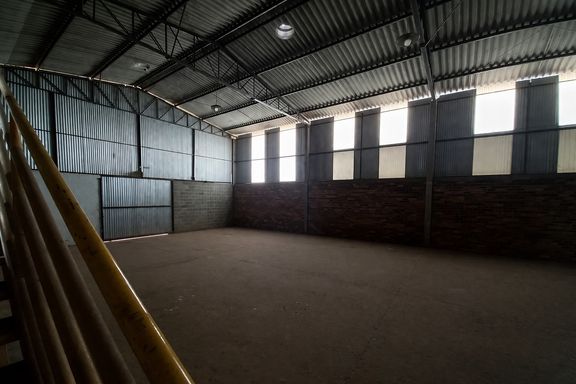 Barracão 2 medindo 240 m², com pé direito de 6 metros