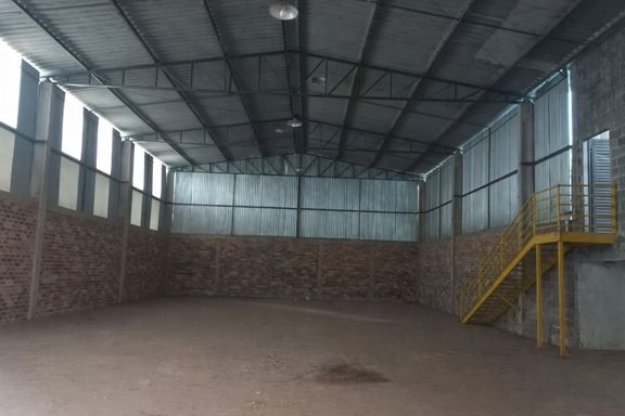 Barracão 2 medindo 240 m², com pé direito de 6 metros