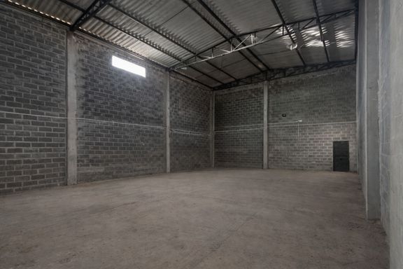 barracão n. 1 medindo 239 m² com 6,40 metros de pé direito