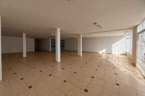 Salão comercial com dois pavimentos medindo aproximadamente 250 m² cada