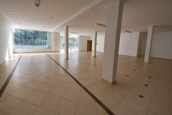 Salão comercial com dois pavimentos medindo aproximadamente 250 m² cada