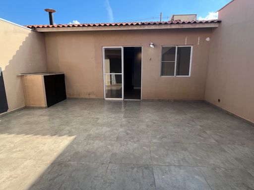 Visão da Edícula para a Casa