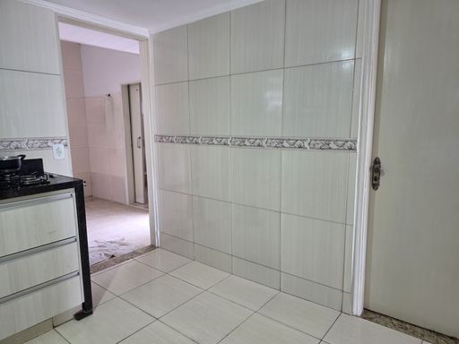 Cozinha acesso a área de serviço