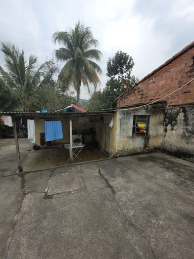 Área com um quartinho no quintal