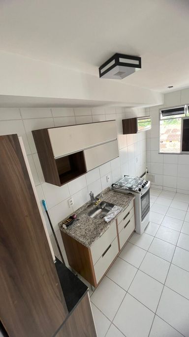 Cozinha com ármarios planejados e fogão