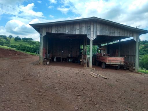 Barracão, parte fechada e parte aberta - 270m^2