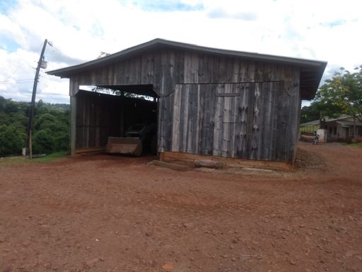 Barracão coberto para trator