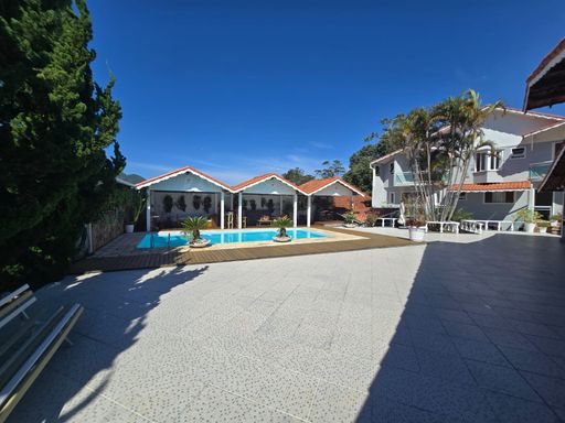 Piscina com deck