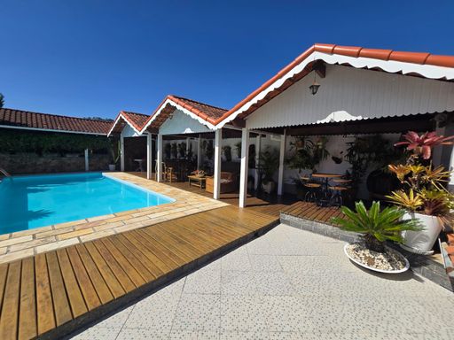 deck amplo junto a area de piscina e area gourmet
