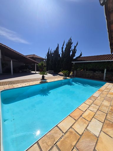 Piscina e céu azul