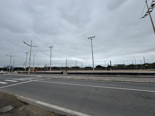 Frente a Praça do Bairro Meia Praia