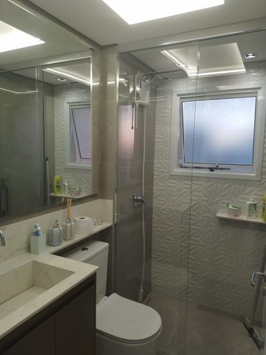 Banheiro Social com armário e Box até o teto.