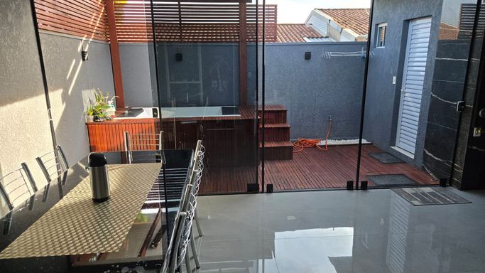 Sala com piso em porcelanato