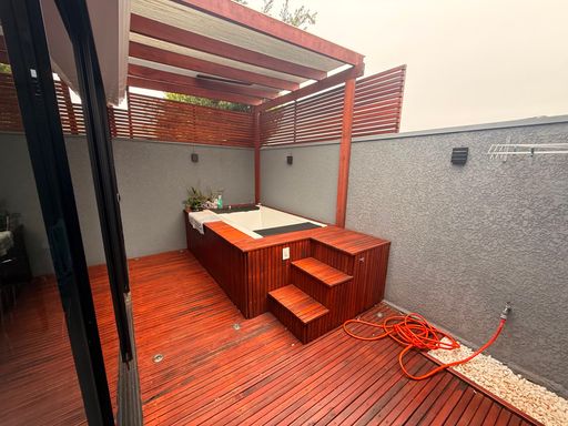 Deck e pergolado externo e Hidromassagem