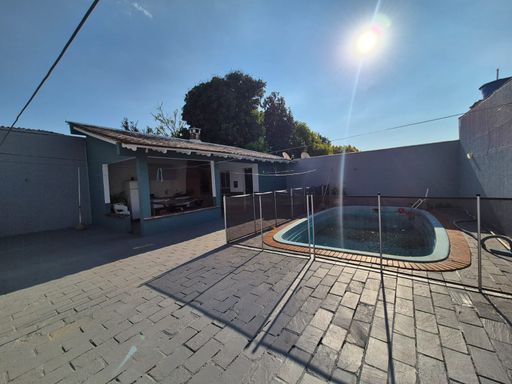 Edícula e piscina