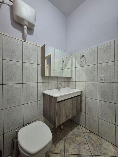 Apartamento Térreo Semimobiliado à venda em Foz do Iguaçu, Edifício Maria Rosa, Centro.