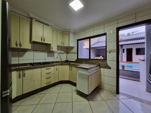Sobrado à venda em Foz do Iguaçu, Jardim das Laranjeiras, 6 Quartos, 259m², 3 Vagas