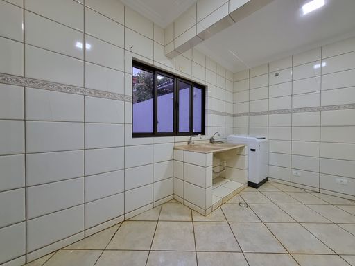 Sobrado à venda em Foz do Iguaçu, Jardim das Laranjeiras, 6 Quartos, 259m², 3 Vagas
