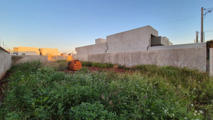 Terreno à Venda em Foz do Iguaçu, Jardim Ipê IV com 300m² (12X25) - Murado