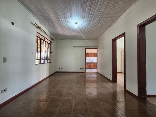 Casa à venda na Vila Yolanda, São Roque, 60 metros da Avenida Felipe Wandscheer.