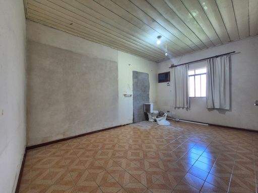 Casa à venda na Vila Yolanda, São Roque, 60 metros da Avenida Felipe Wandscheer.
